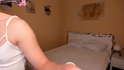 Mia online show from December 18, 2:22 pm