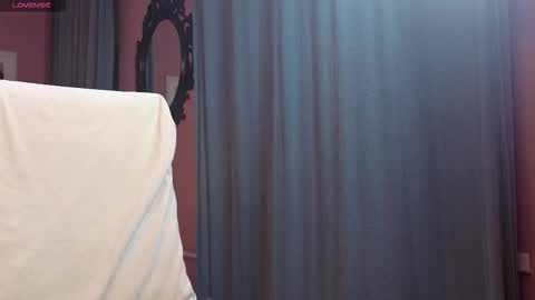 Snapshot of msmonte chatting on October 30, 12:28 pm Lina  Help me to reach 100 thumbs up  online show from October 30, 12:28 pm