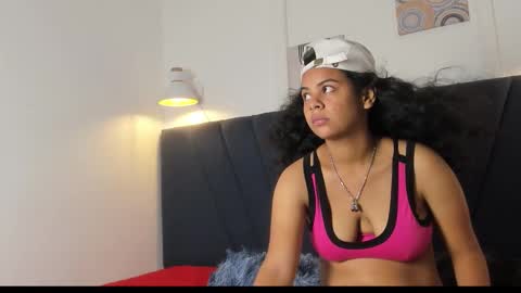 naomi_x0 online show from January 18, 2:46 pm