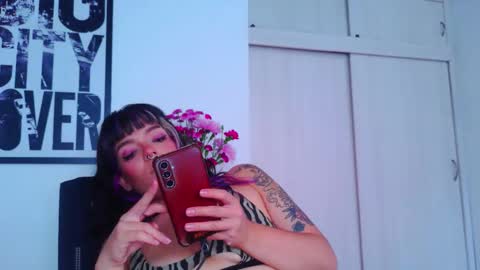 Snapshot of naughty_em_17 chatting on September 14, 4:49 pm Em  please help me reach 100 thumbs up 3 online show from September 14, 4:49 pm