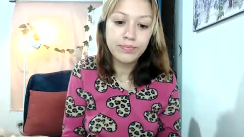Snapshot of nena_lov chatting on March 10, 1:45 am Star  online show from March 10, 1:45 am