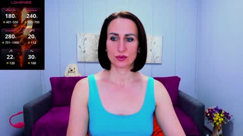 niasmithh online show from December 14, 1:38 pm