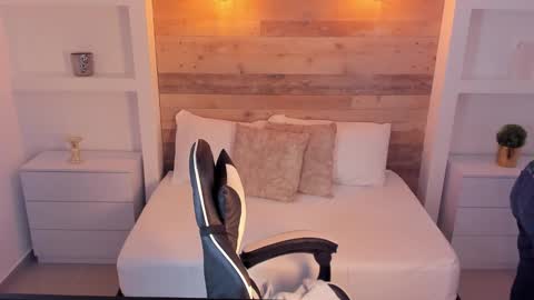 Nicky  online show from October 1, 3:00 am