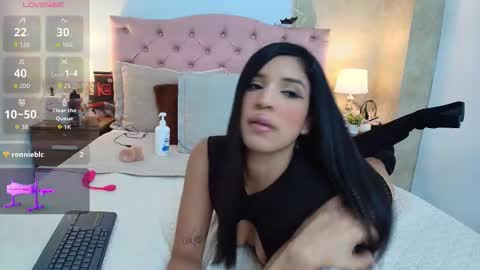 Nicol Alvarez online show from October 11, 8:00 pm