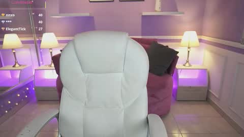 Snapshot of nicolecrawft chatting on October 8, 8:13 pm Nicole Crawft online show from October 8, 8:13 pm