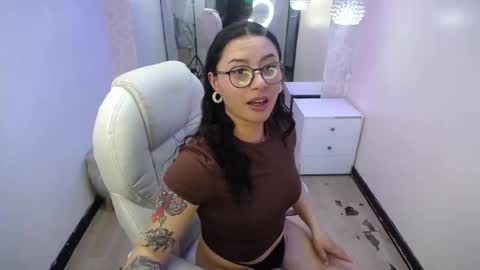 nicolee_8 online show from September 12, 4:35 am