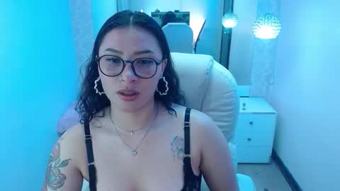 nicolee_8 online show from September 10, 4:23 am
