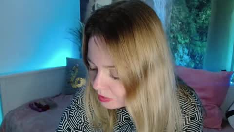 Snapshot of nicolelinharts chatting on March 1, 11:15 pm   Birthday  online show from March 1, 11:15 pm