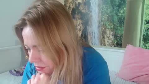Snapshot of nicolelinharts chatting on January 22, 12:17 pm   Birthday  online show from January 22, 12:17 pm
