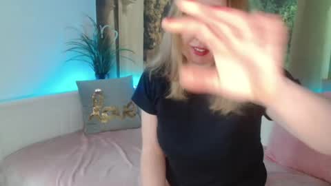 Snapshot of nicolelinharts chatting on February 7, 10:19 am   Birthday  online show from February 7, 10:19 am