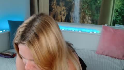 Snapshot of nicolelinharts chatting on September 30, 10:10 am   Birthday  online show from September 30, 10:10 am