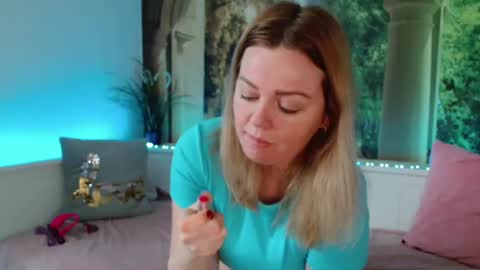 Snapshot of nicolelinharts chatting on January 15, 11:10 am   Birthday  online show from January 15, 11:10 am