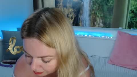 Snapshot of nicolelinharts chatting on October 1, 10:04 pm   Birthday  online show from October 1, 10:04 pm