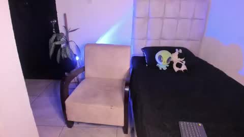 Nicol independent model online show from February 20, 11:38 pm