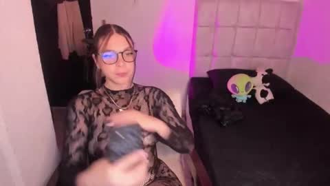 Nicol independent model online show from February 15, 9:36 pm