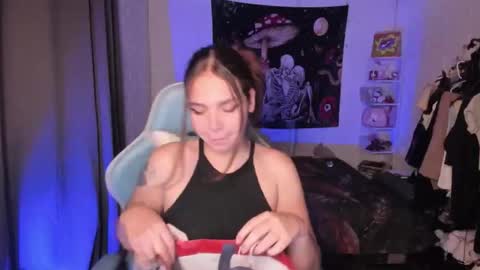 Nicol independent model online show from September 21, 3:32 pm