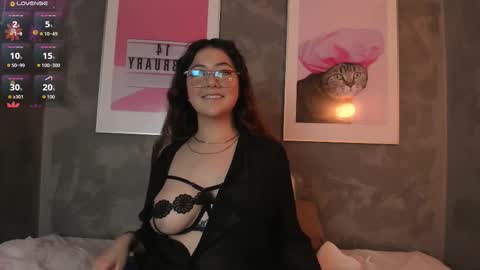 nicolle_evanss_ online show from December 17, 5:22 am
