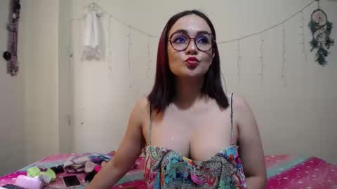 nicolle_sky online show from February 19, 5:49 pm