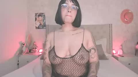 nicolstonee online show from February 24, 1:49 am