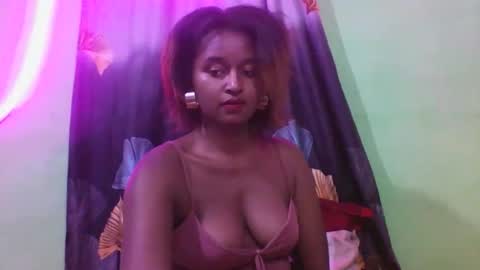 olinah610 online show from December 3, 7:05 pm