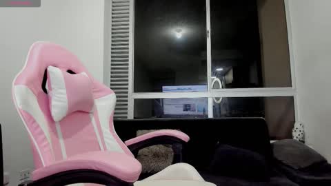 olivia_martine online show from December 16, 4:40 am