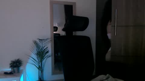 oliviaaa__ online show from December 9, 11:24 pm