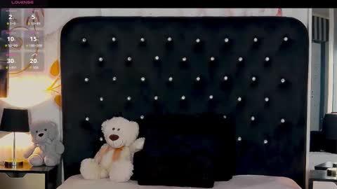 Snapshot of oliviashaw23 chatting on October 21, 10:14 pm Olivia online show from October 21, 10:14 pm