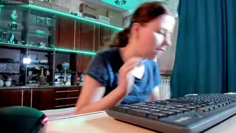 Ella online show from September 8, 3:11 pm