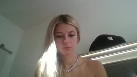 parisbaby2000 online show from November 4, 2:33 pm