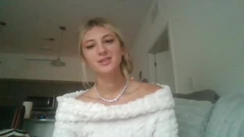 parisbaby2000 online show from September 17, 2:48 pm