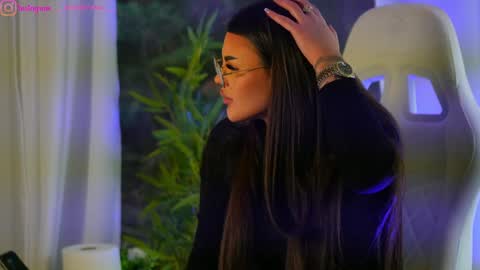 Dee online show from January 25, 9:36 am