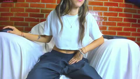 Snapshot of petite_amor chatting on February 10, 7:17 pm petite_amor online show from February 10, 7:17 pm