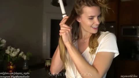 Snapshot of phoenix_taylor chatting on December 25, 2:03 am PHOENIX TAYLOR online show from December 25, 2:03 am