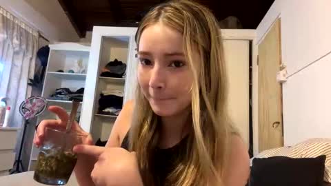 pilimartinez22 online show from February 8, 11:24 pm