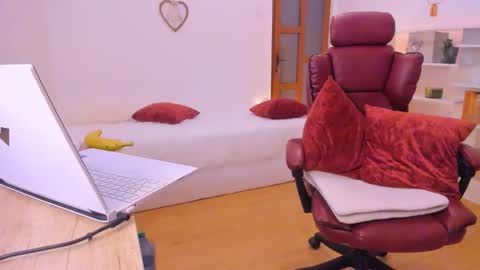 PleasureWitch online show from October 17, 8:45 pm