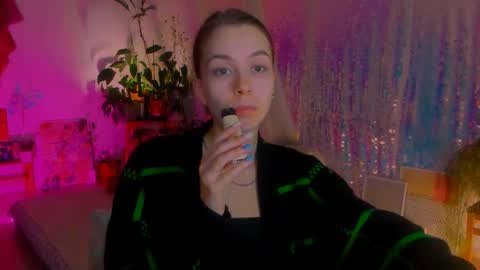 Snapshot of poli__ chatting on February 9, 9:28 pm Martha online show from February 9, 9:28 pm
