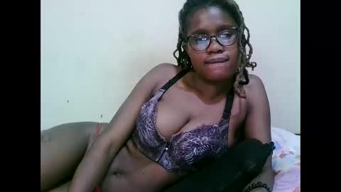 Snapshot of pretty_mellan chatting on March 7, 9:07 am pretty_mellan online show from March 7, 9:07 am