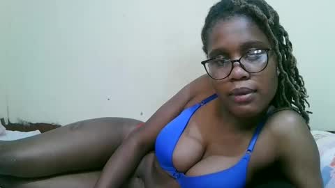 Snapshot of pretty_mellan chatting on February 21, 10:37 pm pretty_mellan online show from February 21, 10:37 pm