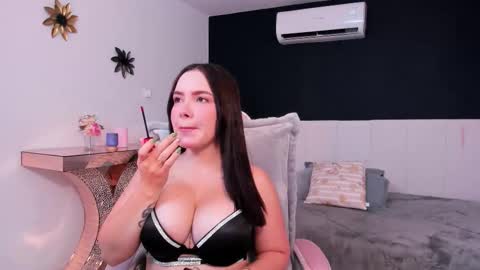 Mia online show from March 3, 11:38 am