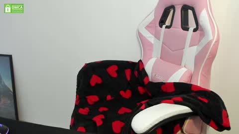Snapshot of princesse_katey chatting on February 7, 8:33 am miss me check out my YT   online show from February 7, 8:33 am