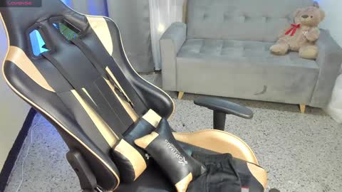    INDEPENDENT MODEL online show from January 4, 10:16 am