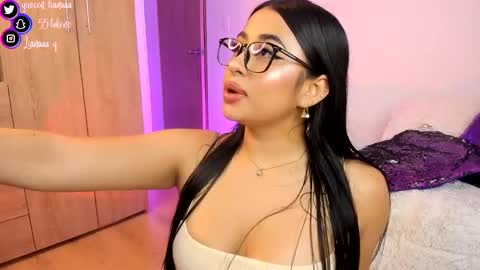 Snapshot of queen_liana chatting on December 18, 5:59 am Liana  online show from December 18, 5:59 am