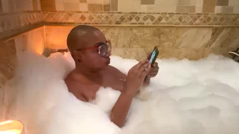 Queen Hilarity online show from February 17, 4:34 am