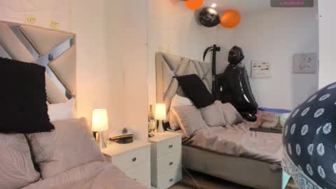 Raquel Moore  online show from October 20, 6:00 pm