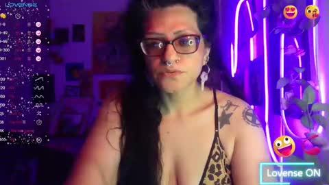 Snapshot of ravenandsin chatting on October 9, 11:20 pm Raven online show from October 9, 11:20 pm