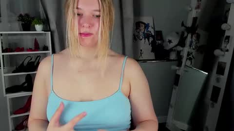 rebecca_____ online show from December 19, 2:27 am