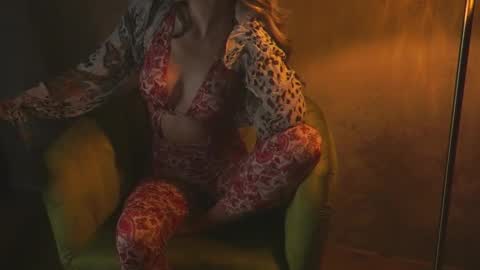 Snapshot of redsparrow__ chatting on October 18, 9:05 pm Red online show from October 18, 9:05 pm