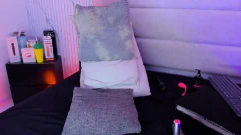 reginavegaa online show from November 7, 11:49 am