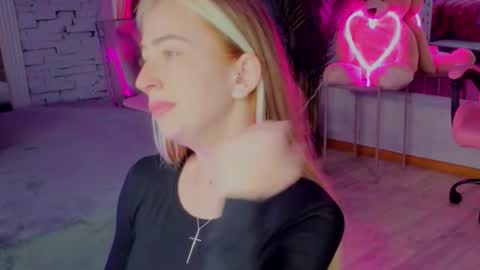 reina cummings online show from December 15, 7:35 am