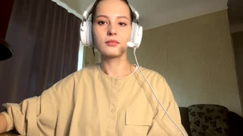 Mia online show from October 3, 8:19 am